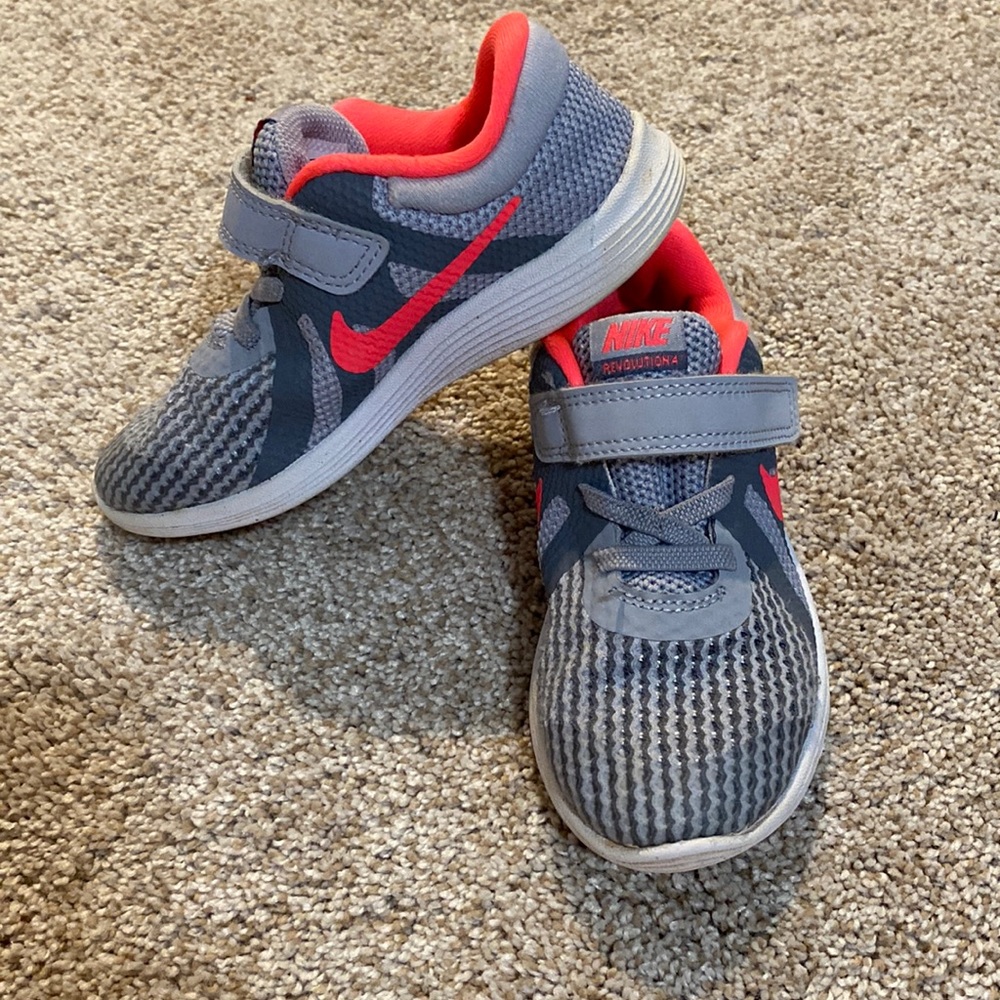 Nike revolution 4s. Size 10 girls